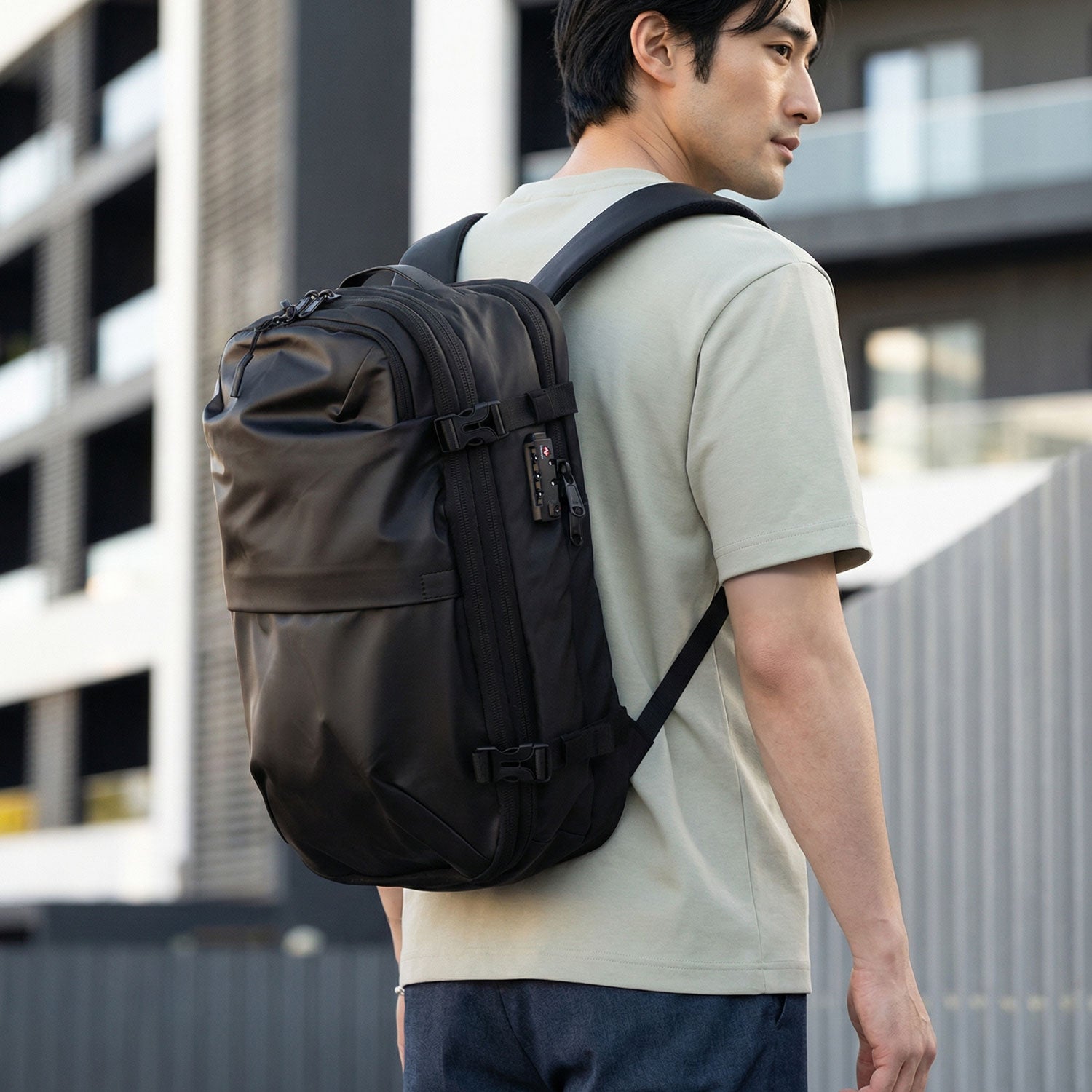 圧縮機能】アルタ 大容量真空バックパック by BRODERIK - Broderik