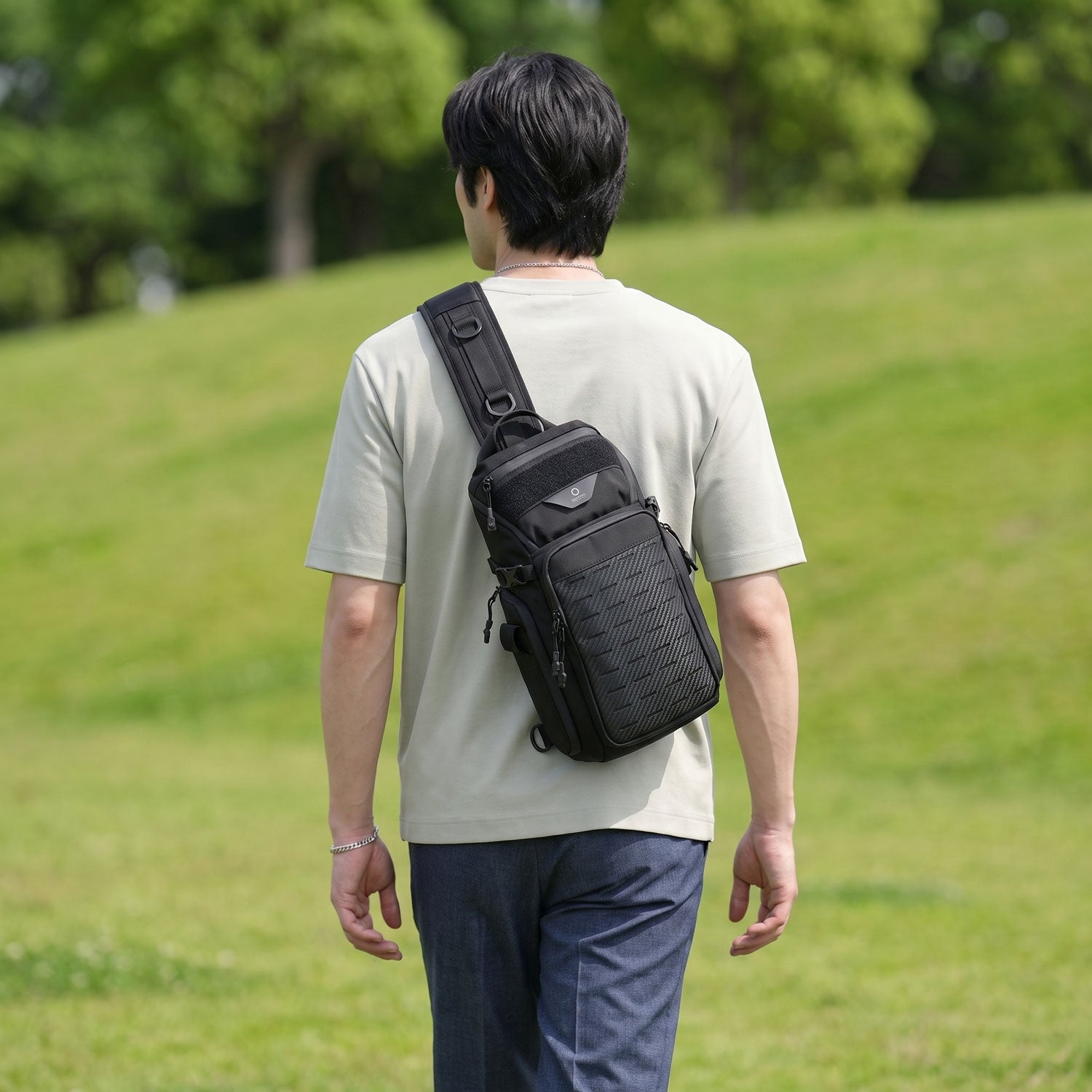 CREST SLING BAG