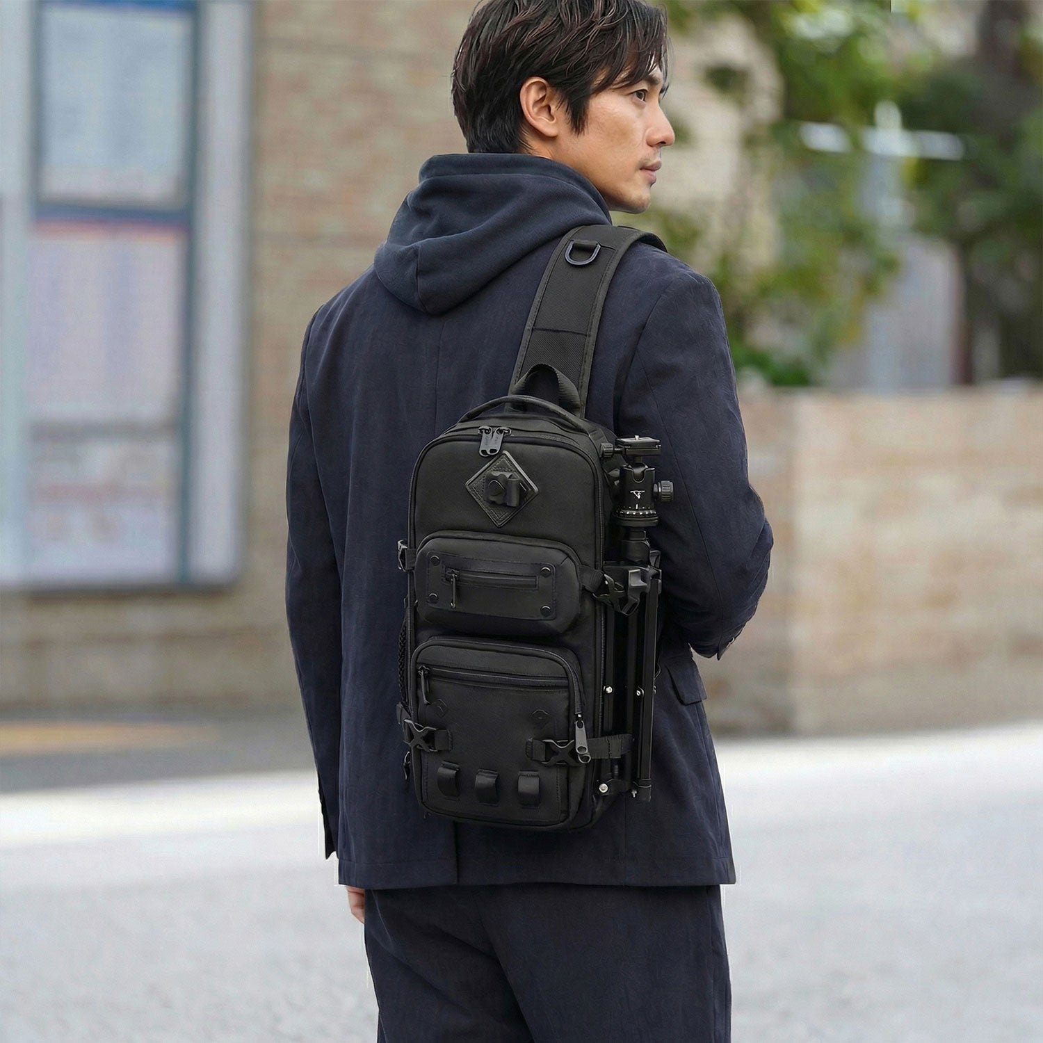 VANTAA SLING BAG