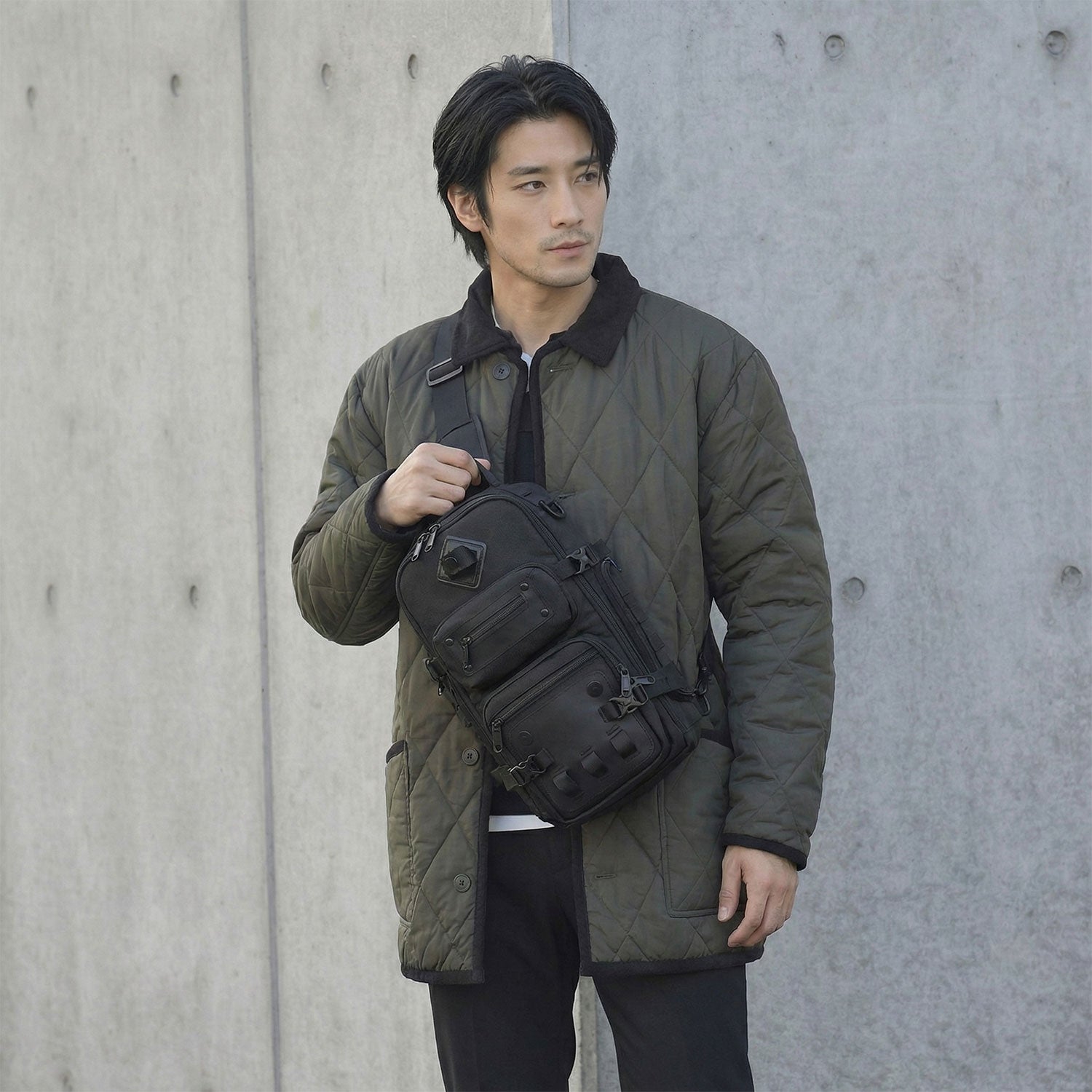 VANTAA SLING BAG