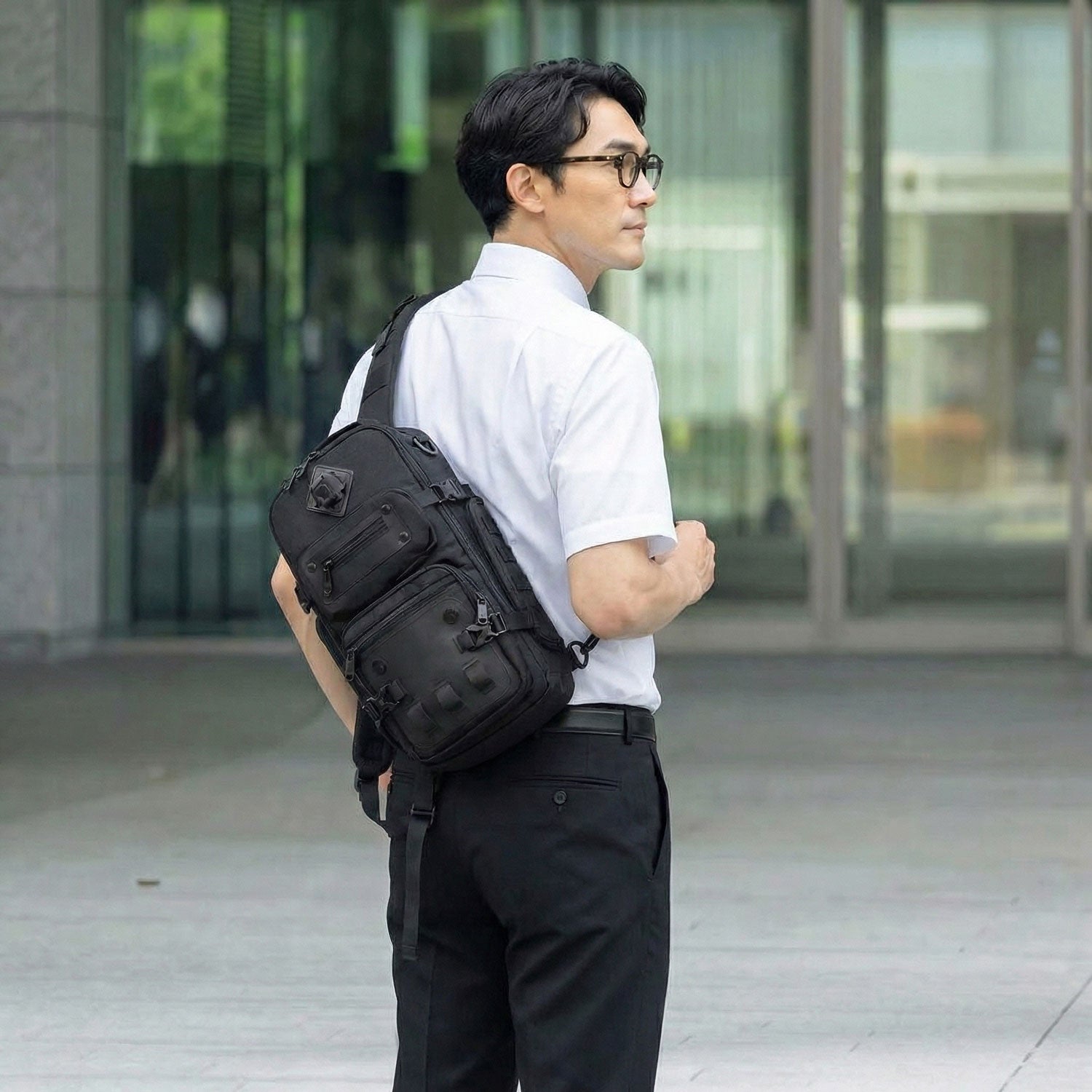VANTAA SLING BAG